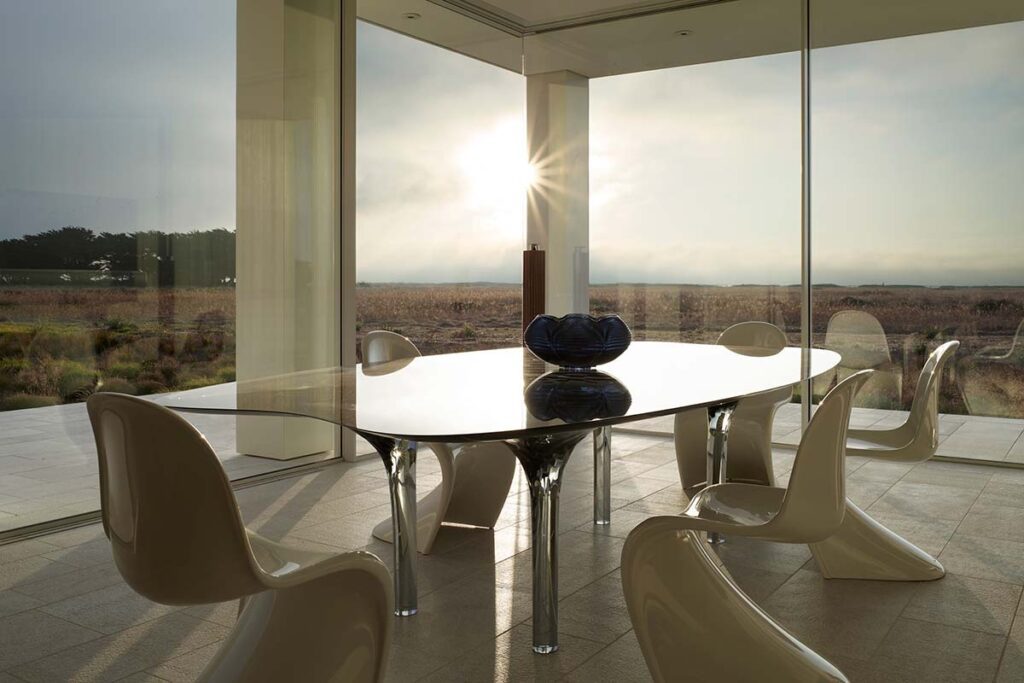 La arquitectura de esta casa celebra la vida junto al mar