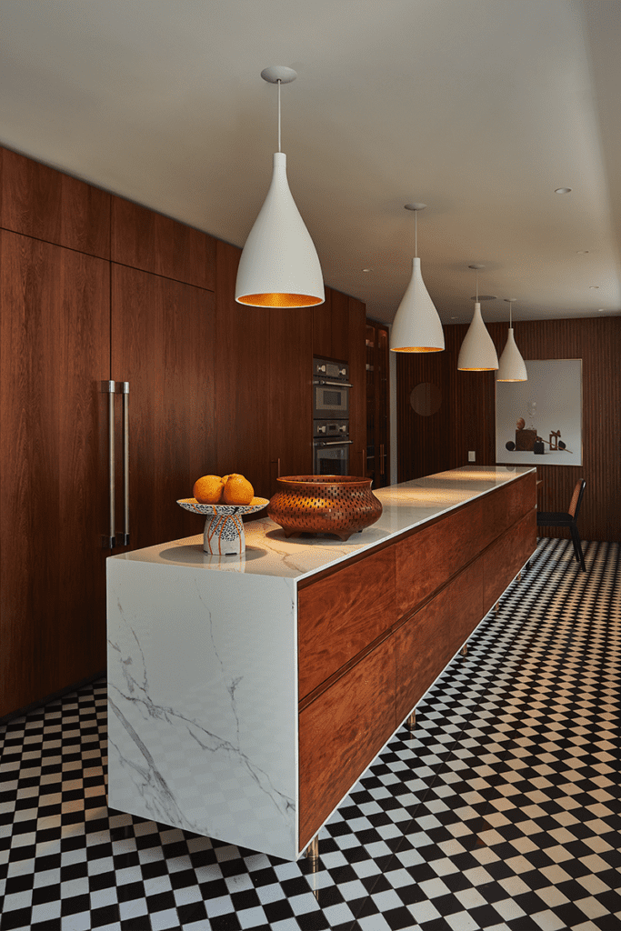 Esta cocina tiene un piso ajedrezado, hecho a mano, que atrae las miradas