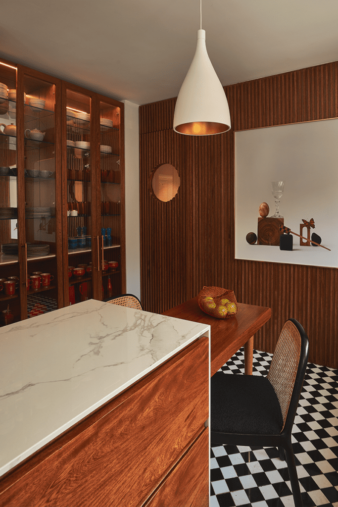 Esta cocina tiene un piso ajedrezado, hecho a mano, que atrae las miradas