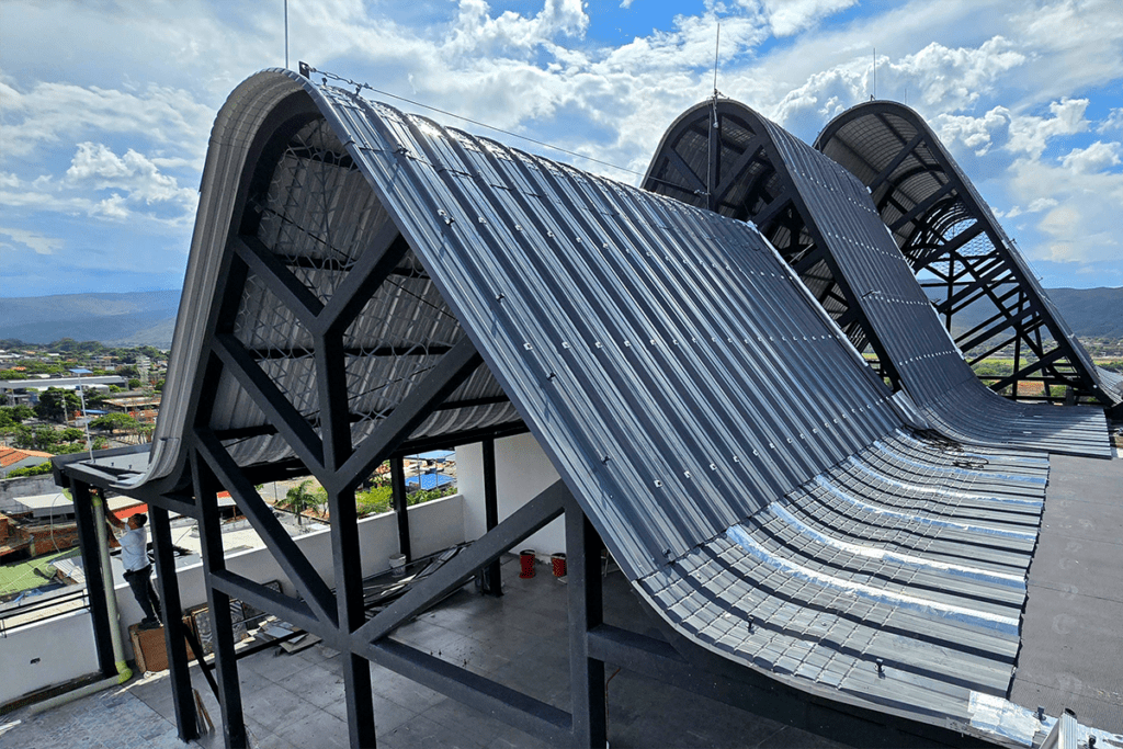 Esta cubierta tiene una forma sinuosa que enmarca la vista