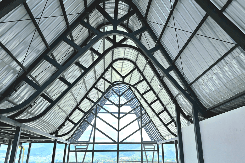 Esta cubierta tiene una forma sinuosa que enmarca la vista