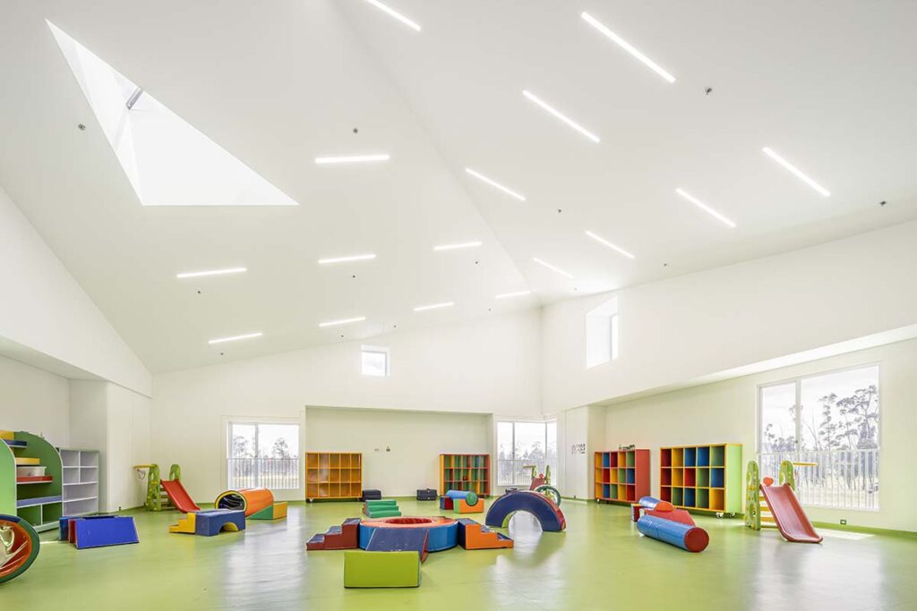 Entre dos mundos: una obra que oculta su complejidad mediante su arquitectura