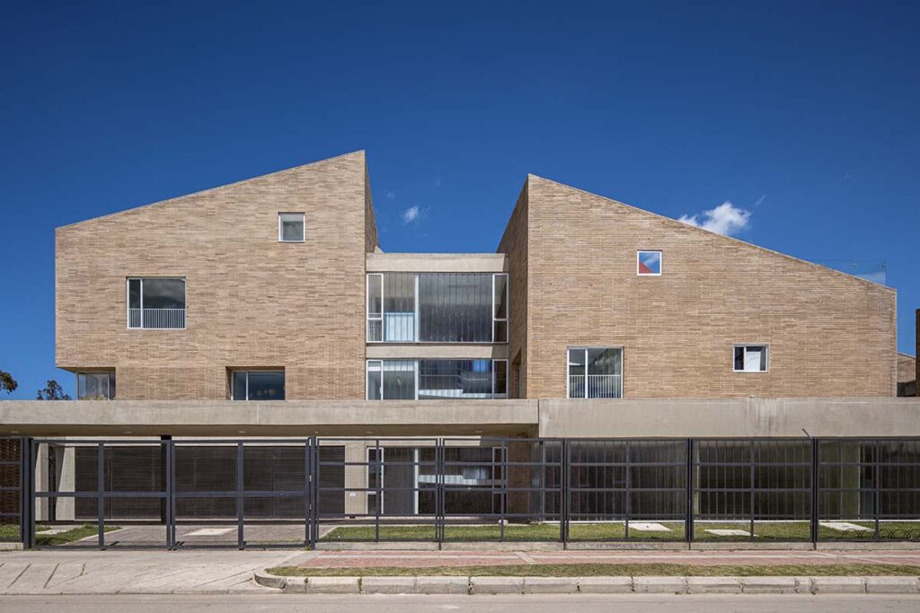 Arquitectura jardín infantil campo verde en bogotá