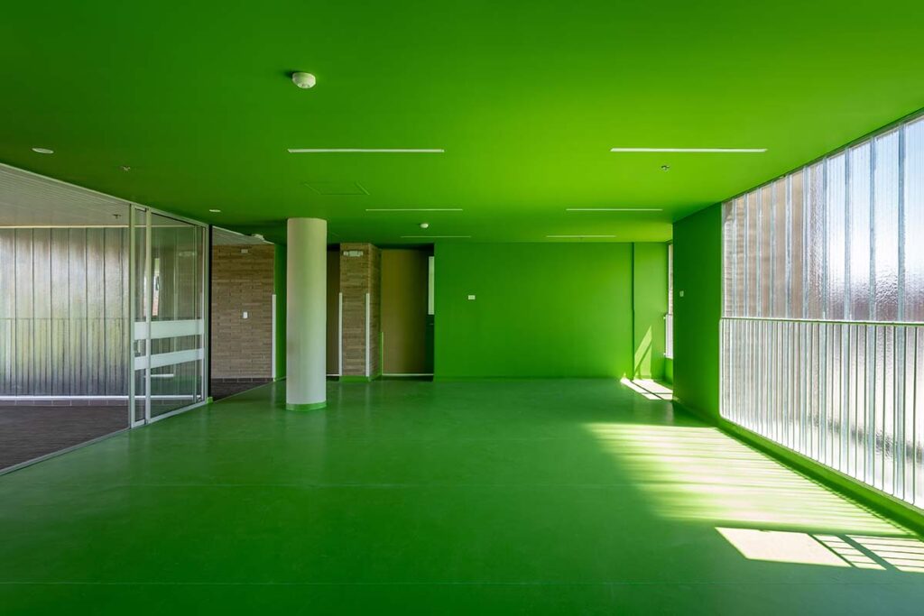 Entre dos mundos: una obra que oculta su complejidad mediante su arquitectura