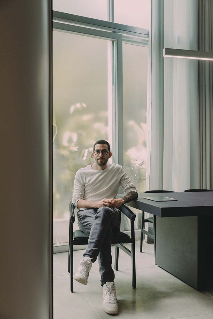 Explorar las formas es la identidad de las piezas artesanales del diseñador david del valle