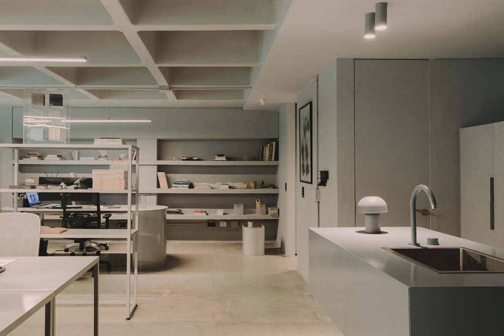 Explorar las formas es la identidad de las piezas artesanales del diseñador david del valle