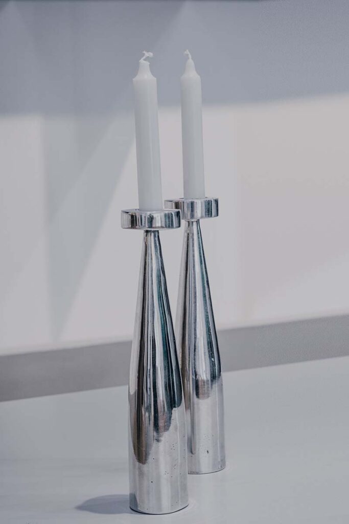 Esta silla de aluminio macizo es a la vez una pieza de diseño y una obra de arte