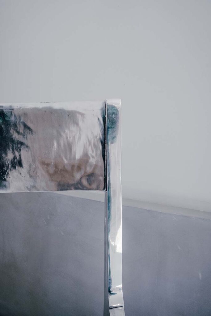 Esta silla de aluminio macizo es a la vez una pieza de diseño y una obra de arte