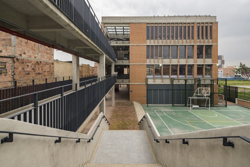 Un colegio en bogotá con una arquitectura pública de calidad