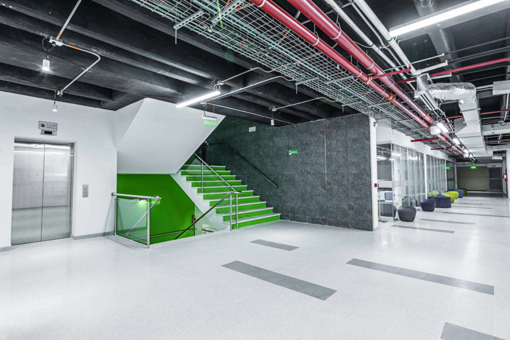 Pasillos de la nueva sede de la fundación universitaria del área andina en valledupar