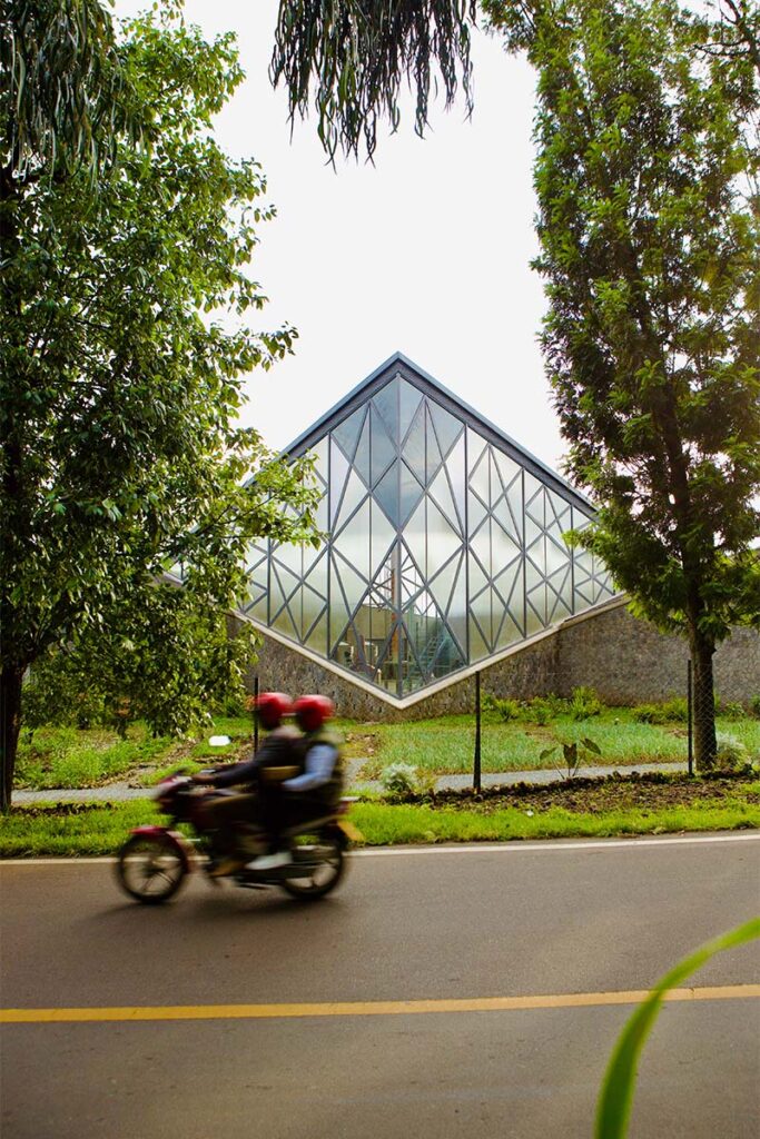 ¿Qué es este edificio con puntas y filos? Una destilería hecha con materiales locales 7 Destileria Estados Unidos 1 ¿Qué es este edificio con puntas y filos? Una destilería hecha con materiales locales