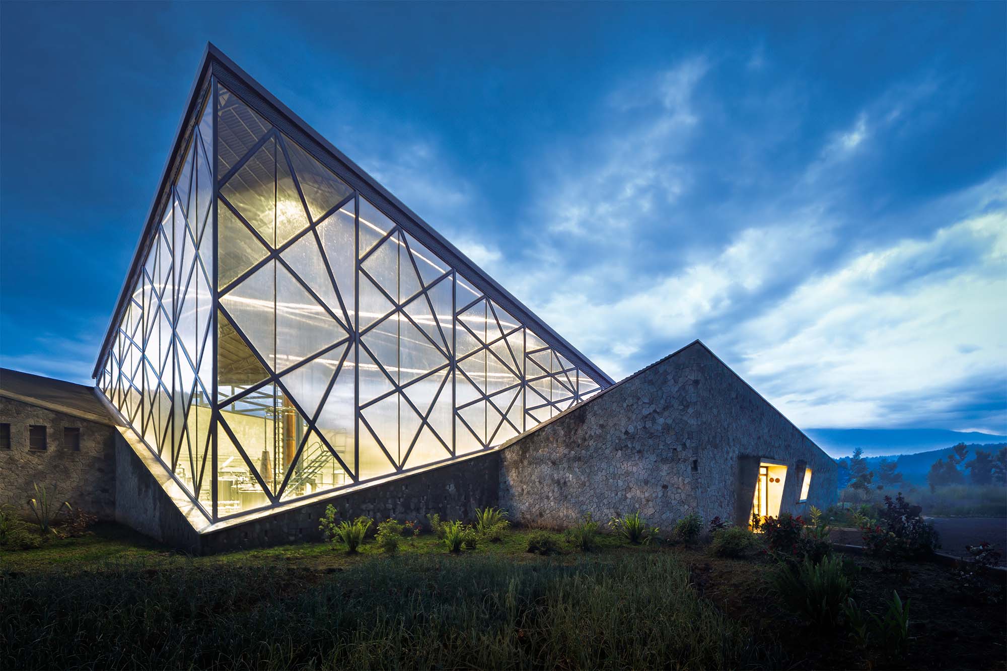 ¿Qué es este edificio con puntas y filos? Una destilería hecha con materiales locales 1 ¿Qué es este edificio con puntas y filos? Una destilería hecha con materiales locales
