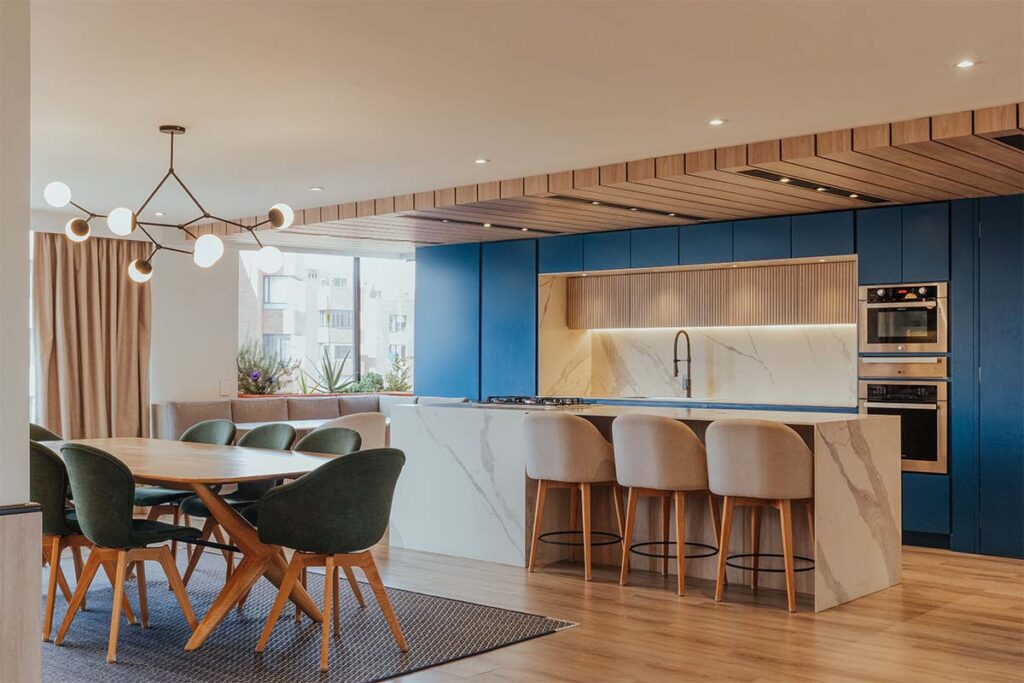 Una cocina azul pensada para una familia de ocho personas