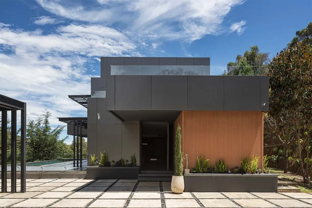Dos casas para dos artistas colombianos en una montaña en medellín