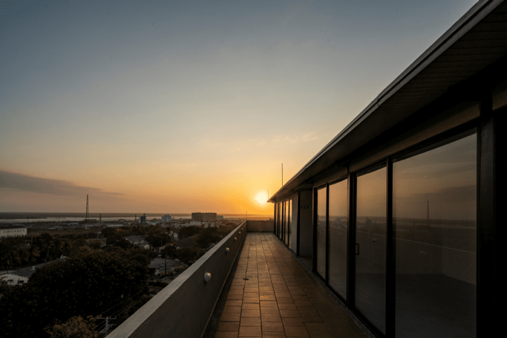 Hacer mucho con poco: tres edificios con presupuestos limitados