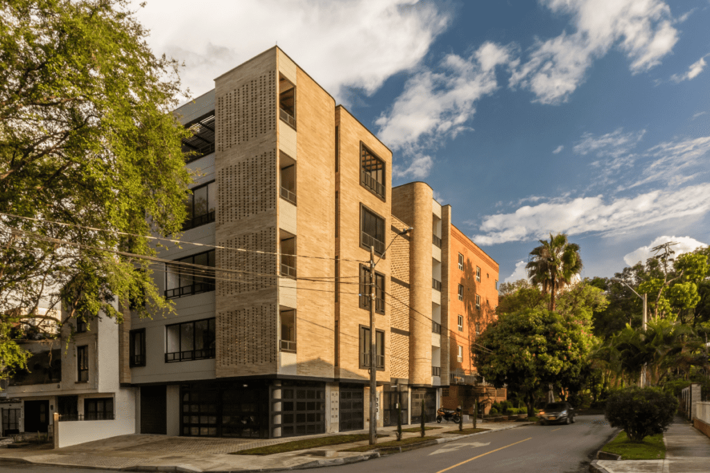 Hacer mucho con poco: tres edificios con presupuestos limitados