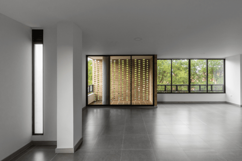 Hacer mucho con poco: tres edificios con presupuestos limitados