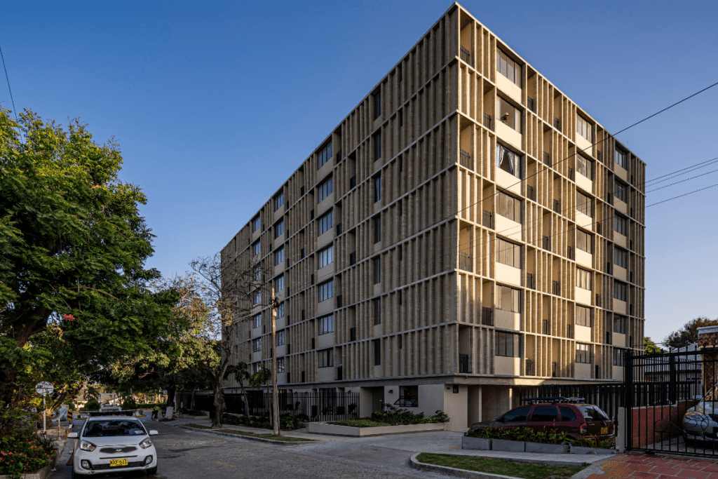 Hacer mucho con poco: tres edificios con presupuestos limitados