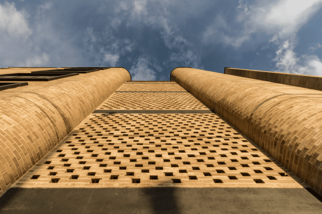 Hacer mucho con poco: tres edificios con presupuestos limitados