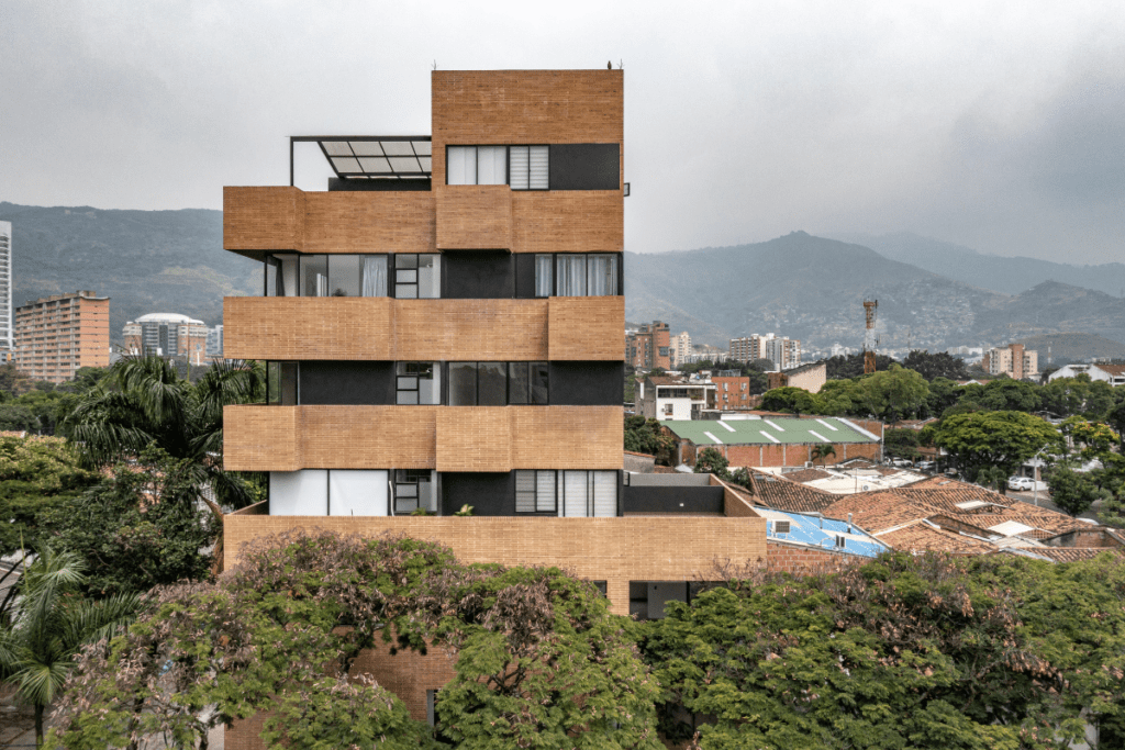 Hacer mucho con poco: tres edificios con presupuestos limitados