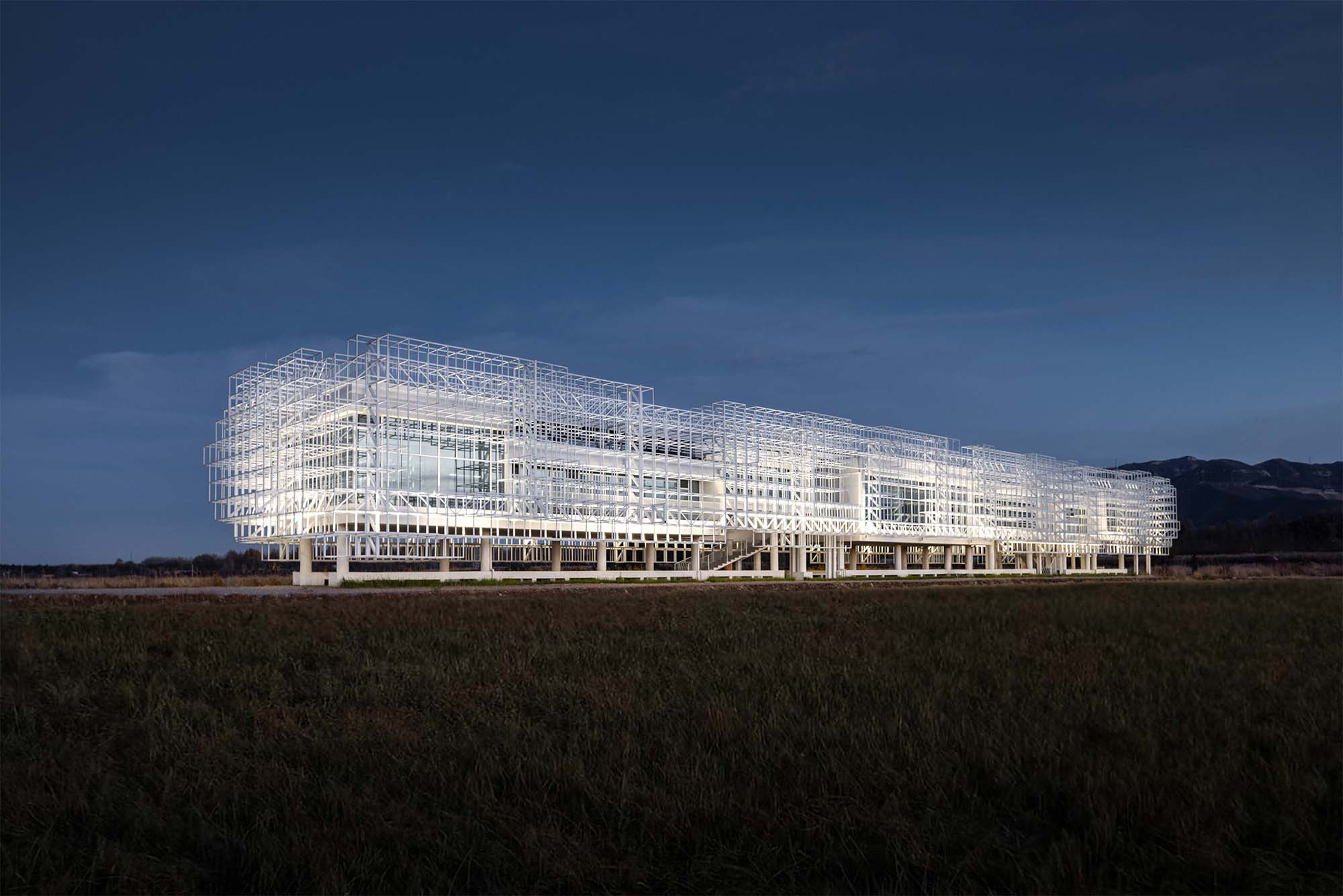 Un edificio en Pekín donde el diseño lumínico redefine el espacio desde la transparencia