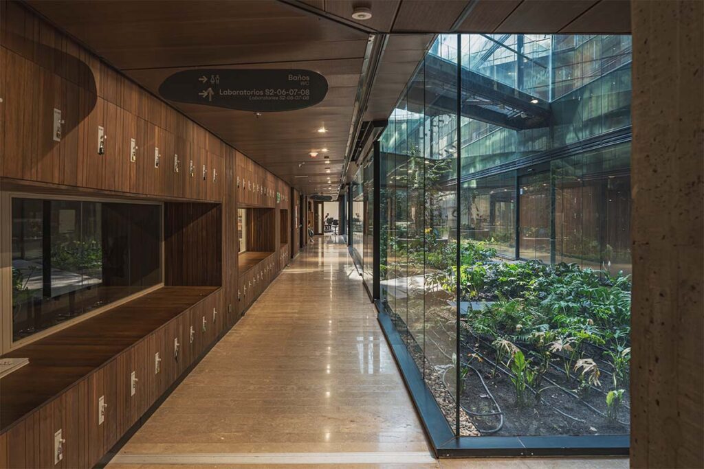 El edificio de ciencias de la javeriana es un ícono de sostenibilidad e innovación arquitectónica