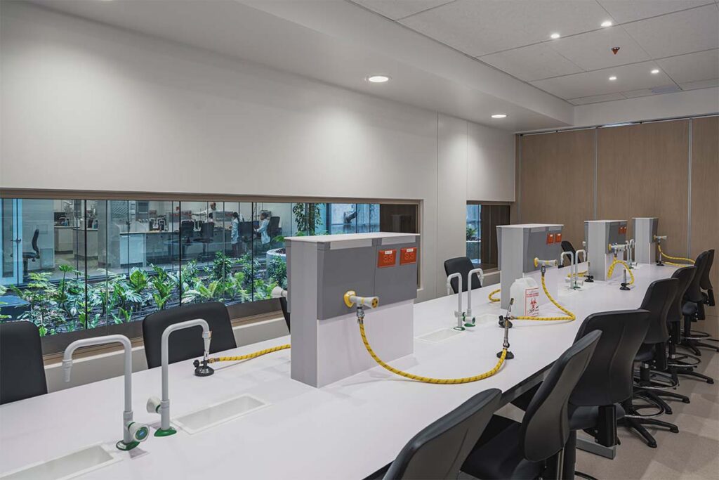 El edificio de ciencias de la javeriana es un ícono de sostenibilidad e innovación arquitectónica