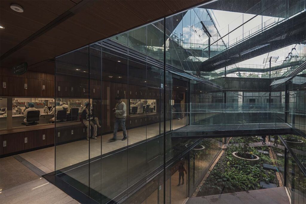 El edificio de ciencias de la javeriana es un ícono de sostenibilidad e innovación arquitectónica