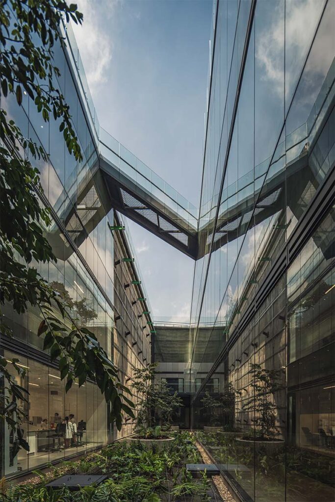 El edificio de ciencias de la javeriana es un ícono de sostenibilidad e innovación arquitectónica