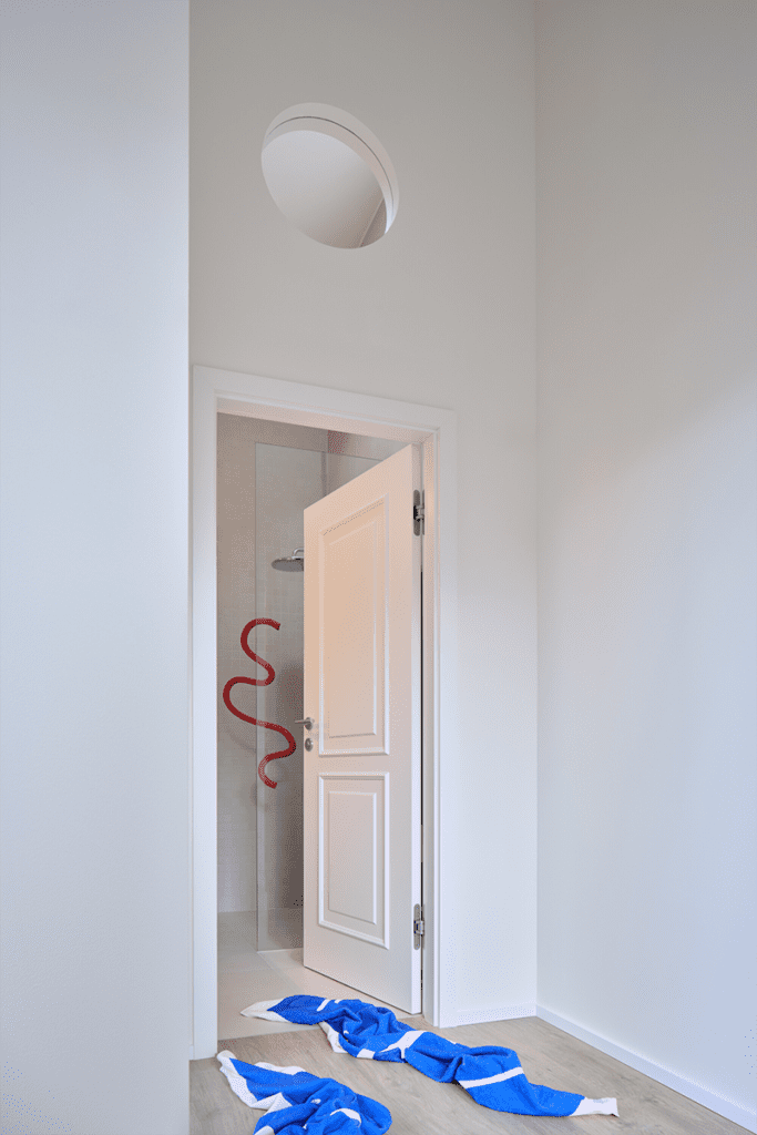 La decoración de una obra que explora soluciones audaces en materialidad y color