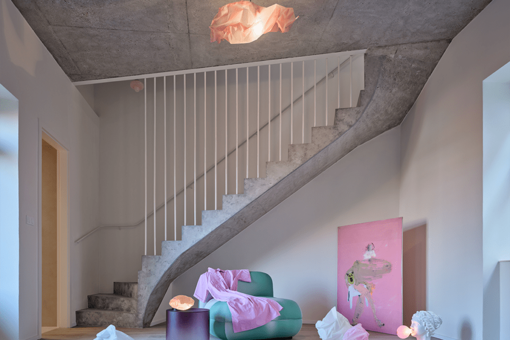 La decoración de una obra que explora soluciones audaces en materialidad y color