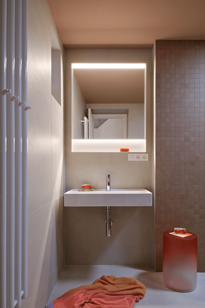 La decoración de una obra que explora soluciones audaces en materialidad y color