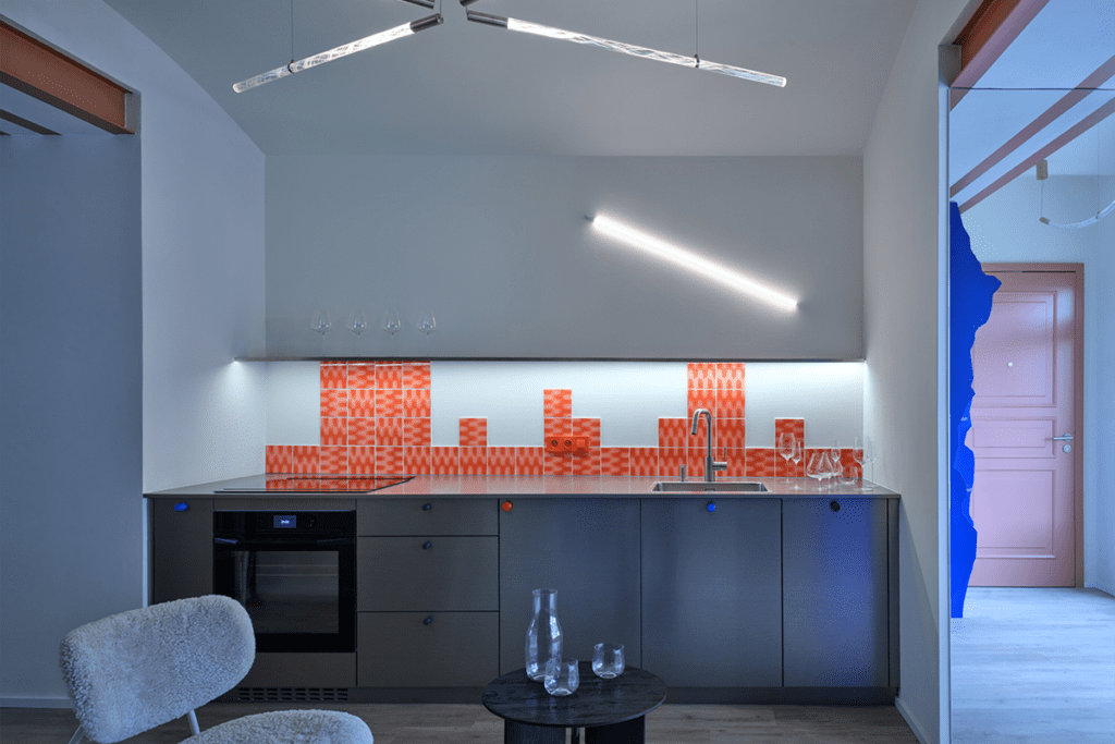 La decoración de una obra que explora soluciones audaces en materialidad y color