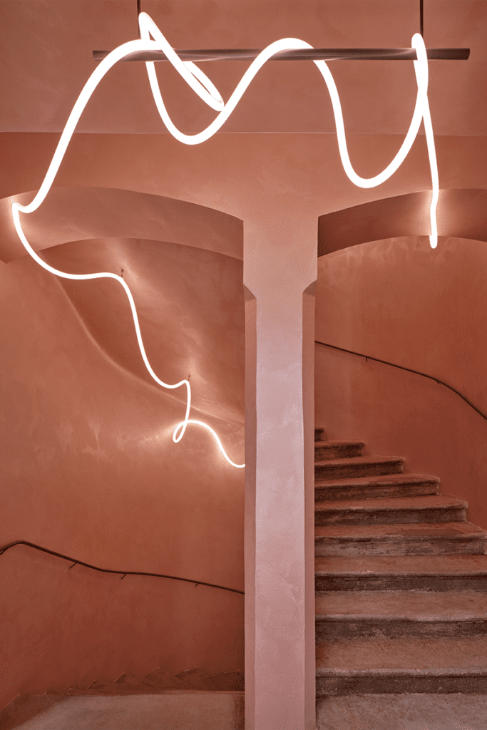 La decoración de una obra que explora soluciones audaces en materialidad y color