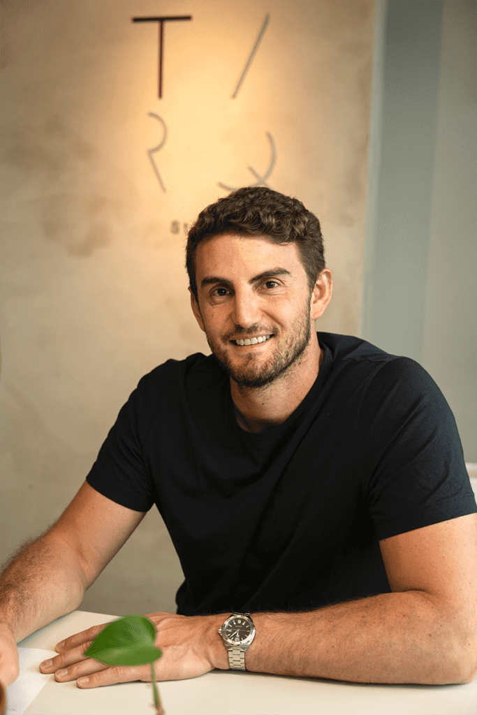 La estética austera de un apartamento en el que se disfruta de un diseño para el descanso