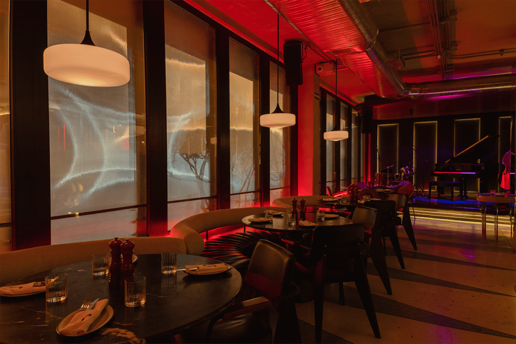 La estética 'dieselpunk' reinterpretada en la diseño de este bar