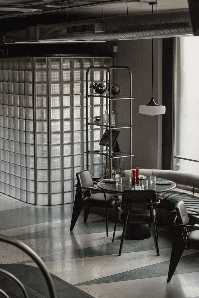 La estética 'dieselpunk' reinterpretada en la diseño de este bar