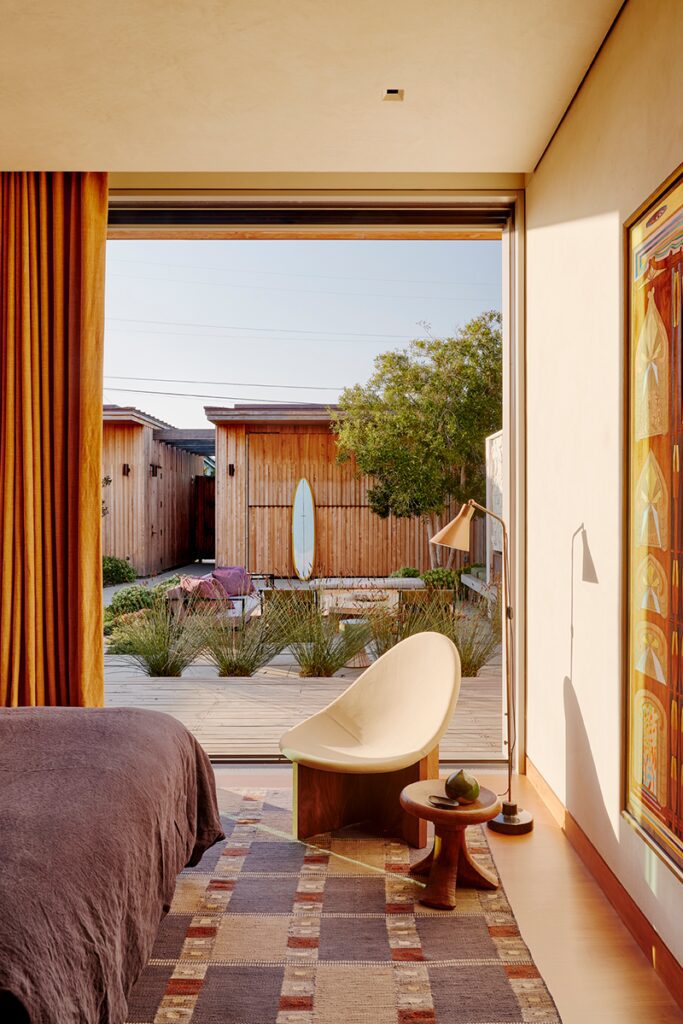 Esta casa tiene un alto diseño y una estética informal californiana