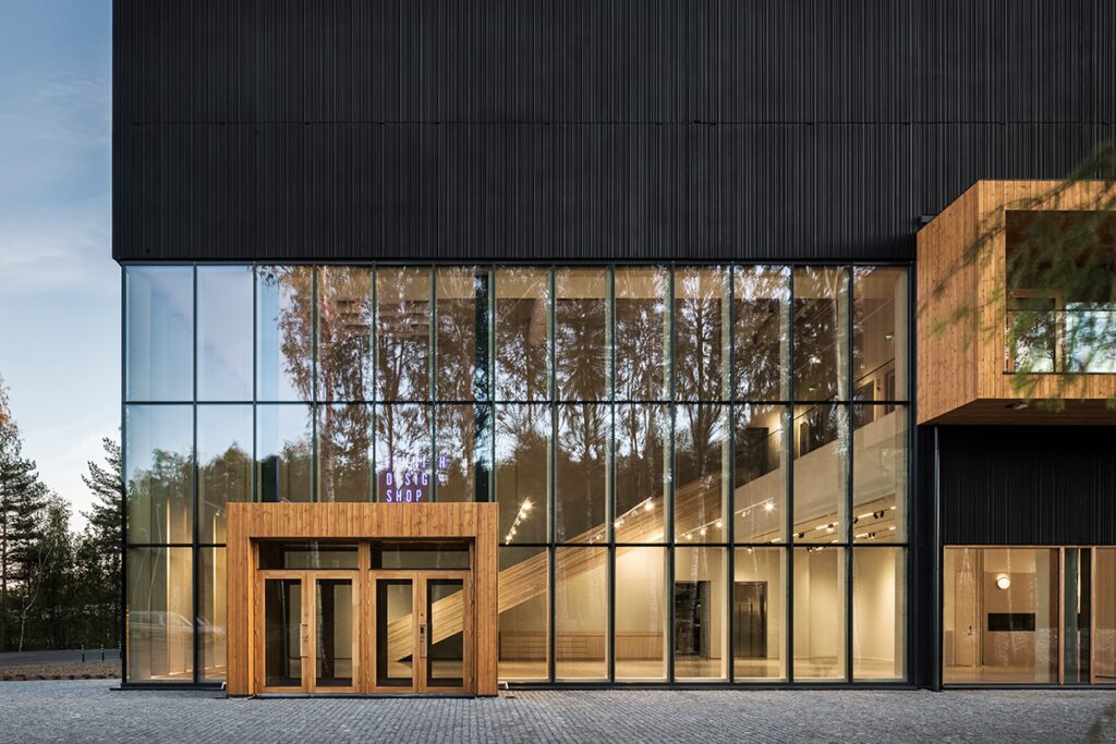 Un edificio cuyo diseño está influenciado por la madera nórdica Un edificio cuyo diseño está influenciado por la madera nórdica