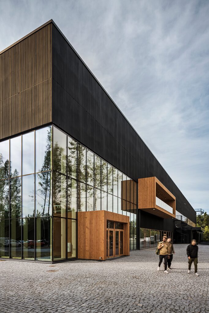Un edificio cuyo diseño está influenciado por la madera nórdica Edificio finnish design shop la tienda en línea de diseño nórdico más grande del mundo.