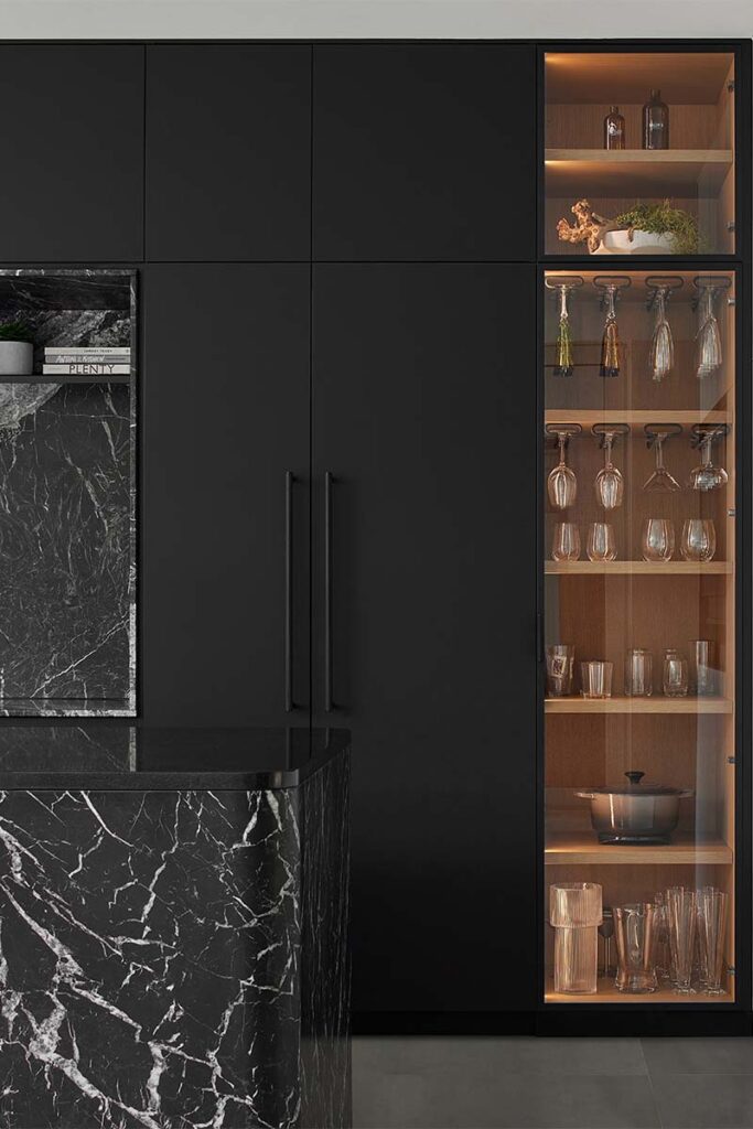 Esta cocina negra es el punto focal de la casa y tiene dos islas