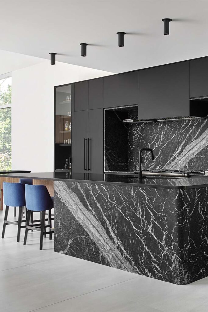 Esta cocina negra es el punto focal de la casa y tiene dos islas