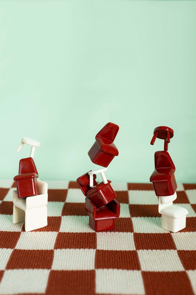 Un tributo al mobiliario: las fichas de un ajedrez en forma de sillas