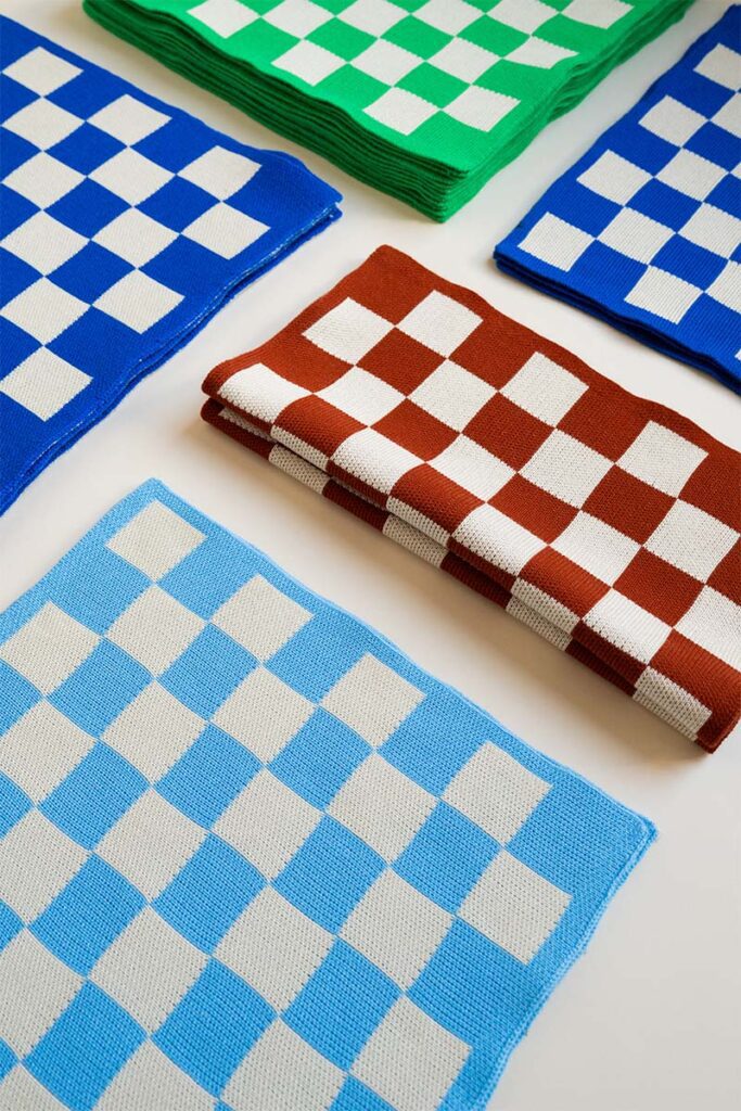 Un tributo al mobiliario: las fichas de un ajedrez en forma de sillas