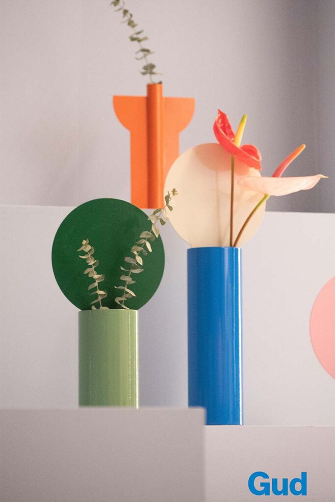 Una nueva mirada al mobiliario metálico: estética, precisión y mucho color