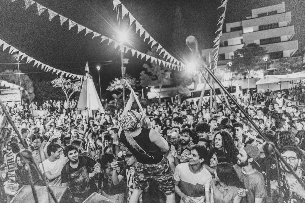 Una tarima móvil músical que recorre colombia incentivando la paz