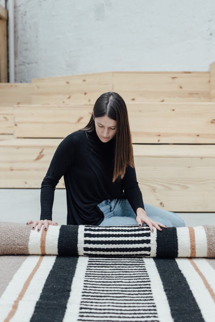 ¡qué orgullo! Esta firma antioqueña de tapetes realiza tejidos a mano por artesanos colombianos