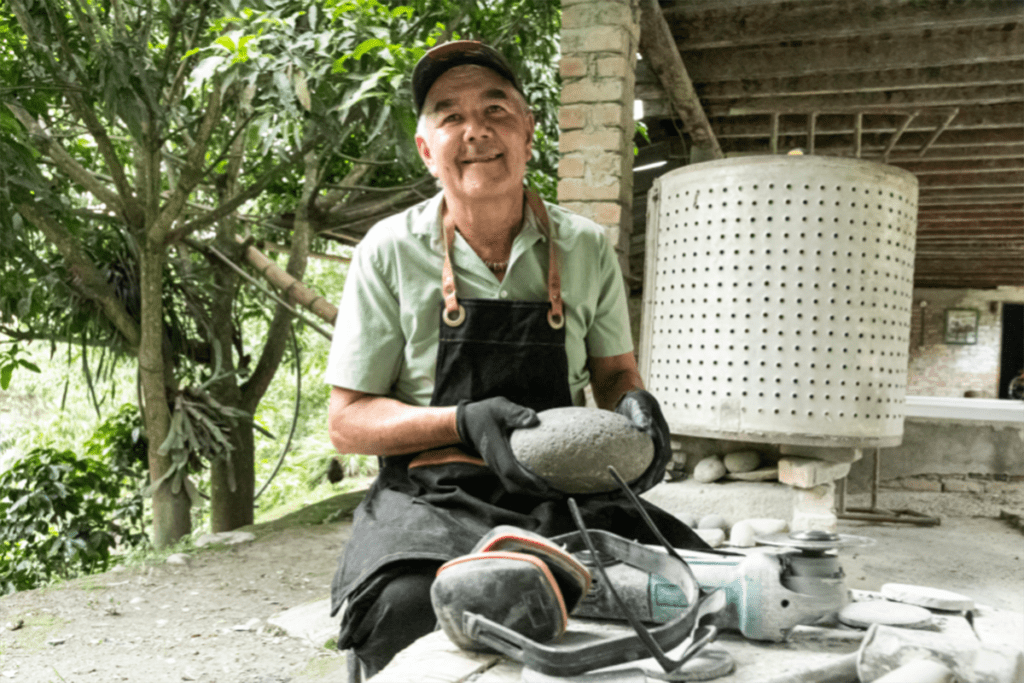 Luminarias en piedra: esculturas de luz hechas por artesanos colombianos