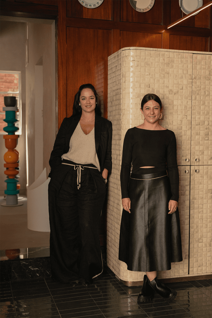 Esta cocina tiene un piso ajedrezado, hecho a mano, que atrae las miradas