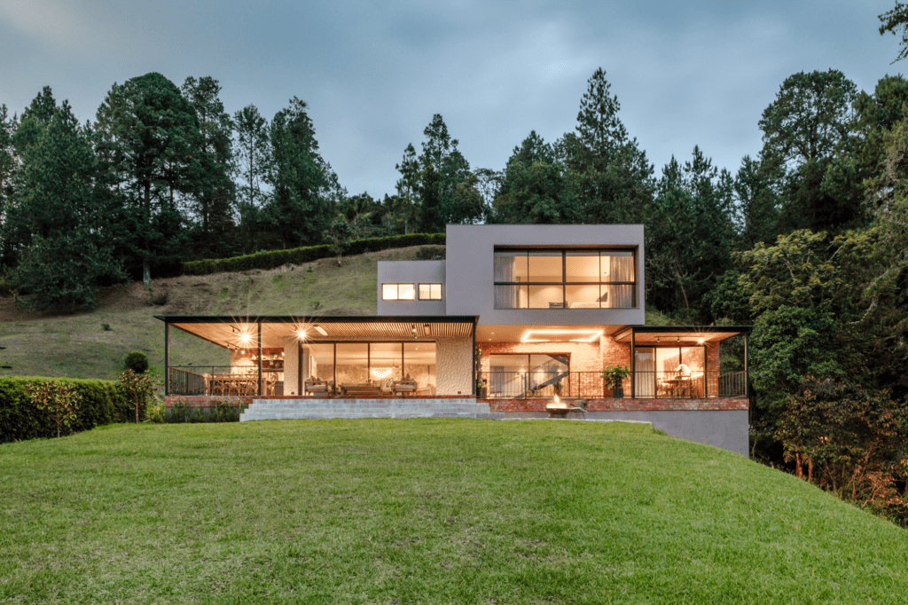 Cuatro casas en colombia con enfoques sostenibles 